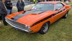 Dodge Challenger R/T 383 Magnum von 1971 im Farbton hemi orange. Das Modell Challenger wurde 1969 vorgestellt und stand ab Fr�hjahr 1970 bei den H�ndlern. Es war als Coupe (Foto) und Convertible bestellbar. Das Auto war mit zwei Sechszylinderreihenmotoren mit Hubr�umen von 3.2l und 3.7l und vier V8-Motoren mit 5.2l, 5.6l, 6.3l und 7.2l Hubraum. Der gezeigte Challenger hat einen 383 cui (6276 cm�) Motor mit einer Leistung von 300 PS. Castle Combe Vintage Show am 19.05.2024 in Wiltshire/England.
