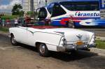Dodge Cabriolet aus den 50er Jahren auf dem Platz der Revolution in Havanna.