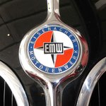 =Logo des EMW 327 Coupe, gesehen in der Automobilwelt Eisenach, Juli 2016