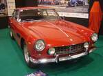 Ferrari 250 GTE Coupe im Originalfarbton rosso chiaro, gebaut in Maranello in den Jahren von 1960 bis 1963. Der 250 GTE war das erste viersitzige Modell der Marke mit dem  cavallo rampante  im Firmenlogo. Der V12-Motor hat einen Hubraum von 2.992 cm³ und leistet ca. 240 PS. Die Höchstgeschwindigkeit dieses schnittigen Coupes wurde mit 230 km/h angegeben . Dieses Coupe aus dem Jahr 1962 ist eines von den insgesamt 962 gebauten Autos dieses Typs. Techno Classica Essen am 05.04.2024.