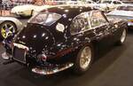 Profilansicht eines Ferrari 340 America Berlinetta aus dem Jahr 1951. Der US-amerikanische Markt für wendige Sportwagen war zum Anfang der 1950´er Jahre ein riesiger Wachstumsmarkt und stellte für die Marke aus Maranello ein riesiges Geschäftsfeld dar. Das gezeigte Modell, das auf dem 340 F1 basierte, wurde speziell für die Anforderungen der amerikanischen Kunden geschaffen. Der von Aurelio Lampredi (*1917 +1989) konstruierte V12-Motor hat einen Hubraum von 4102 cm³ und leistet 220 PS. Mit einem solchen Fahrzeug gewann der legendäre Luigi Villoresi (*1909 +1997) die Mille Miglia des Jahres 1951. Das gezeigte Auto wurde allerdings nicht in die USA exportiert sondern im August 1951 erstmalig in Belgien zugelassen. Techno Classica Essen am 05.04.2024.