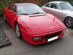 Ferrari 348 GTS. Die Modellreihe 348 kam 1989 als Nachfolger der äußerst beliebten Ferrari 308 und 328 Baureihe auf den Markt, wo sie bis zum Modelljahr 1994 erhältlich war. Mit seinen tiefen seitlichen Lufteinlässen und den quadratischen Rückleuchten wird der 348 stilistisch oft mit dem zeitgenössischen Ferrari  Testarossa  verglichen. Der abgelichtete 348 GTS war nur in den Jahren 1993 und 1994 erhältlich. Als Antrieb dient ein, als Mittelmotor verbauter, V8-Motor mit einem Hubraum von 3405 cm³ und einer Leistung von 320 PS. Als Höchstgeschwindigkeit gab man in Maranello 277 km/h an. Besucherparkplatz der Düsseldorfer Classic Remise im August 2025.