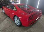 Heckansicht eines rechts gelenkten Ferrari F355 GTB Berlinetta.