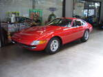 Ferrari 365 GTB 4 Daytona aus dem Jahr 1971. Das Modell 365 GTB/4 wurde von 1966 bis 1973 als Coupe und Cabriolet produziert. Hier wurde ein später 365 GTB/4 aus dem Modelljahr 1971 abgelichtet. Dieses ist an den  Schlafaugen-Frontscheinwerfern  erkennbar. Davor waren die Scheinwerfer durch eine Plexiglasabdeckung geschützt. Der V12-Motor mit einem Hubraum von 4390 cm³ Hubraum leistet 352 PS. Classic Remise Düsseldorf am 19.04.2023.