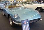 Ferrari 365 GT 2+2, gebaut von 1967 bis 1971. Der abgelichtete Wagen stammt aus dem Jahr 1969. Aufgrund seines komforttabelen Innenraumes und seiner Länge wurde dieses Auto von einem Redakteur der US-Autozeitschrift Road & Track mit der  Queen Mary  verglichen. Diesen  Spitznamen  tragen diese Modelle heute noch. Der V12-Motor hat einen Hubraum von 4390 cm³ und leistet 320 PS. Die Höchstgeschwindigkeit wurde vom Werk in Maranello mit 245 km/h angegeben. Techno Classica Essen am 06.04.2024.