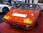 Ferrari 512 BBi, wie er von 1981 bis 1984 produziert wurde. Der 512 BBi basierte, auf dem bereits im Jahr 1976 vorgestellten Ferrari 512. Der als Mittelmotor verbaute V12-Motor leistet 340 PS aus einem Hubraum von 4941 cm³. Die Höchstgeschwindigkeit gab man in Maranello mit 280 km/h an. Der gezeigte 512 BBi wurde 1983 gebaut. Essen Motor Show am 06.12.2022.