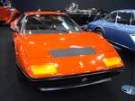 Ferrari 512BB aus dem Jahr 1981. Im Jahr 1976 stellte Ferrari den 512BB (B erlinetta B oxer) vor. Bei diesem Modell wurde erstmalig in der Firmengeschichte der Motor als Mittelmotor verbaut. Der Zwölfzylinderboxermotor hat einen Hubraum von 4942 cm³ und leistet 360 PS. Die Höchstgeschwindigkeit betrug 280 km/h. Nach den Werksferien des Jahres wurde der 512BB durch das Modell 512BBi abgelöst. Techno Classica Essen am 13.04.2023.