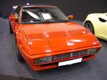Ferrari Mondial QV Cabriolet, gebaut von 1982 bis 1985. Das Modell wurde bereits im Jahr 1980 als Mondial 8 vorgestellt. Das Modell, dessen Karosserie von Pininfarina gezeichnet wurde, konnte als Coupe und Cabriolet bestellt werden. Der als Mittelmotor verbaute V8-Motor hat einen Hubraum von 2926 cm³ und leistet 239 PS. Die Höchstgeschwindigkeit gab man in Maranello mit 242 km/h an. Essen Motor Show am 06.12.2022.