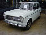 Fiat 1100R Familiare. Die Baureihe  Millecento  kam mit ihrer selbsttragenden Bauweise bereits im Jahr 1953 als 1100-103 auf den Markt. Der Fiat 1100 war als viertürige Limousine und fünftüriges Kombimodell namens  Familiare  lieferbar. Der 1100´er wurde permanent technisch und optisch weiter entwickelt. Im Jahr 1966 erschien dann die letzte Version dieser Modellreihe, der 1100R. Der gezeigte 1100R Familiare lief in seinem ersten Leben im italienischen Bologna. Der Vierzylinderreihenmotor hat einen Hubraum von 1089 cm³ und leistet 48 PS. Classic Remise Düsseldorf am 23.11.2021.