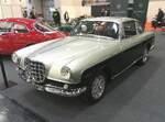 Fiat 1100/103TV Vignale Coupe aus dem Jahr 1956. Die Ära der handgefertigten, leichten italienischen Sportwagen liegt lange hinter uns. Genau deshalb ist dieser Fiat 1100/103 TV Vignale eine Erinnerung an eine vergangene Tradition. Man nahm den alltagstauglichen Fiat 1100, kleidete ihn in Giovanni Michelottis makellos gezeichnete Karosserie: Schon steht man vor einem charmanten, kleinen, Coupe. Der gezeigte  Millecento  ist eines von drei Autos, die FIAT für die Mille Miglia des Jahres 1956 bei Vignale bauen ließ. Natürlich wurde auch die Technik verändert. Der Vierzylinderreihenmotor hat unverändert 1089 cm³ Hubraum, leistet aber aufgrund einer anderen Vergaserbestückung rund 60 PS. Retro Classics in Essen am 09.04.2026.