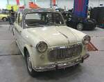 Fiat 1100-103H, wie er nur in den Jahren 1959 und 1960 im Verkaufsprogramm war. Die  Millecento  Baureihe wurde in ihrer  Urform  bereits 1953 vorgestellt und endete als 1100 R erst 1969. Der gezeigte 1100-103H mit seinen an der B-Säule angeschlagenen vorderen Türen war besonders luxuriös ausgestattet. Der Vierzylinderreihenmotor leistet 50 PS aus einem Hubraum von 1089 cm³. Retro Classics in Essen am 09.04.2026.