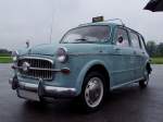 Fiat-1100M Familiare  erscheint trotz Regenwetter mit einem alten Taxi-Schild zu einer Oldtimerveranstaltung; 110724