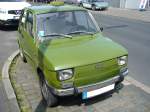 Fiat 126. 1972 - 1978. Dieses kleine Raumwunder nannte sich ab 1979  Bambino  und später, als die Produktion nur noch bei FSM in Tychy/Polen erfolgte 126p. In diesem Modell ist der 2-Zylindermotor aus dem Fiat 500R im Heck verbaut. Der abgelichtete 126´er ist im Farbton 336 -verde prato- lackiert. Düsseldorf am 25.05.2014.