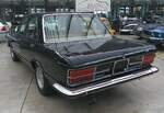 Heckansicht einer Fiat 130 Limousine.