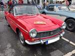 Fiat 1500 Spider im Farbton rosso corsa, gebaut in den Jahren von 1963 bis 1966.