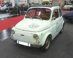 Fiat 500R, wie er von 1972 bis 1975 vom Band lief. Die Baureihe 500R war die ultimativ letzte Baureihe des bereits im Jahr 1957 vorgestellten Nuova Cinquecento. Der im Heck verbaute, gebläsegekühlte, Zweizylinderreihenmotor hat einen Hubraum von 594 cm³ und leistet 18 PS. Essen Motor Show am 28.11.2025.