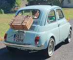 =Fiat 500 auf der Zufahrt zur Oldtimerausstellung bei Schloss Fasanerie, 06-2025