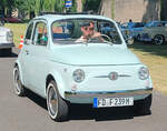 =Fiat 500 auf der Zufahrt zur Oldtimerausstellung bei Schloss Fasanerie, 06-2025