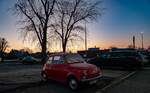 Fiat Nuova 500 beim Sonnenaufgang.