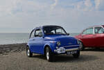 Fiat 500, auf dem Damm in  Westkapelle, Walcheren, Zeeland, NL, im Urlaub gesehen. 24. Wasschappelse Oldtimerrit am Samstag, den 20. Juni 2026