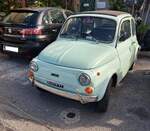 Fiat 500L, noch mit den  alten  italienischen Kennzeichen, hier NA f�r Napoli am 11.09.2026 am Hafen von Capri-Stadt.