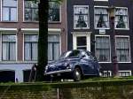 FIAT-500 parkt entlang einer Gracht in Amsterdam;110904