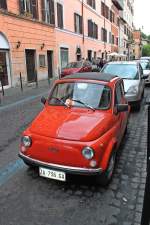 Alter Fiat 500 stand am 16.05.2013 an einem Straßenrand in Rom.