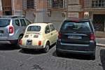 Alter und neuer Kompaktwagen in Rom: Fiat 500 und ein Smart.