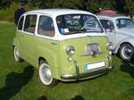 Fiat 600 Multipla aus dem Jahr 1960. Mit dem  Seicento  leiteten die Turiner im Jahr 1955 die Massenmotorisierung Italiens ein. Das Auto war eine kompakte, zweitürige, Limousine mit vier Sitzen, einem im Heck verbauten Motor und Hinterradantrieb. Im Januar 1956 feierte, der vom legendären Dante Giacosa (*1905 +1996) entworfene 600 Multipla, auf dem Autosalon von Brüssel sein Debüt. Die Mechanik stammte von der im Vorjahr vorgestellten 600`er-Limousine. Der Fahrgastraum erstreckt sich über den gesamten Frontbereich. Man sitzt bei diesem  Raumwunder  quasi auf der Vorderachse. Die Fahrzeugfront des Autos ist fast vollständig vertikal, wie bei einem kleinen Reisebus. Auf den drei Sitzreihen finden bis zu sechs Personen Platz. Der 600 Multipla war ein Viertürer. Die beiden Vordertüren, die sich entgegen die Fahrtrichtung öffnen lassen, sowie die beiden Hintertüren. Die Vielseitigkeit des Fahrzeuges ermöglichte es, eine oder gar beide hinteren Sitzreihen herunterzuklappen, um eine ebene Ladefläche von fast zwei Metern Länge zu erhalten. In der damaligen Werbung wurde diese Ladefläche sogar als  Doppelbett  dargestellt und der Multipla als kleines Reisemobil beworben. Der wassergekühlte Vierzylinderreihenmotor hat einen Hubraum von 633 cm³ und leistet 21,5 PS. Die Höchstgeschwindigkeit wurde mit 90 km/h angegeben. Oldtimertreffen auf dem Gelände des Bikertreffs Mutter Vogel in Marl am 28.09.2025.