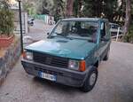 Diesem Fiat Panda 'Holiday' einer guten Bekannten aus dem Jahr 1989 sieht man das harte Autoleben auf den teilweise sehr engen Stra�en der Insel Ischia an. Ab dem Jahr 1986 war die 'Tolle Kiste', so die Werbung f�r das Auto, mit dem so genannten 'Fir ...