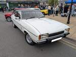 Ford Capri 2 2.0 in der luxuriösen Ghia-Ausstattung. Ab Ende Februar 1974 stand der  neue  Capri 2 bei den Händlern und löste den Millionenseller Capri 1 ab. Der hier gezeigte Capri 2 im Farbton (Deutschland) diamantweiß wurde erstmalig im Januar 1978 zugelassen. Unter der langen Motorhaube dieses deutschen Pony-cars verrichtet ein Vierzylinderreihenmotor seinen Dienst, der aus einem Hubraum von 1981 cm³ genau 90 PS leistet. Classic car meeting in Brynmawr/South Wales am 27.07.2025.