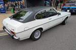 Profilansicht eines Ford Capri 2 2.0 aus dem Jahr 1977 in der luxuriösen Ghia-Ausstattung. Classic car meeting in Brynmawr/South Wales am 27.07.2025.