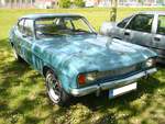 Ford Capri 1, gebaut von 1969 bis 1973. Der Capri 1 wurde von den deutschen und englischen Ford-Werken gemeinsam entwickelt und im Januar 1969 vorgestellt. Das Modell bewirkte einen Wiederanstieg der Verkaufszahlen von Ford. Der Capri war mit einer breit gefächerten Motorenauswahl bestellbar. Der abgelichtete Capri ist ein 1500 in der XL Ausstattung mit Automaticgetriebe. Der 1500 war die zweitniedrigste Motorisierungsstufe. Der V4-Motor hat einen Hubraum von 1498 cm³ und leistet 60 PS. Das verhilft dem Wagen zu einer Höchstgeschwindigkeit von 142 km/h. Ein solcher Capri stand bei seiner Markteinführung mit eienm Grundpreis von DM 7300,00 in der Preisliste. Youngtimertreffen Zeche Ewald in Herten am 12.05.2019.
