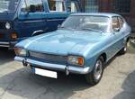 Ford Capri 1, gebaut von 1969 bis 1973. Der Capri 1 wurde von den deutschen und englischen Ford-Werken gemeinsam entwickelt und im Januar 1969 vorgestellt. Dieses Auto beeinflusste die Verkaufszahlen von Ford äußerst positiv. Das Modell war mit einer breit gefächerten Motorenauswahl bestellbar. Der abgelichtete Capri ist ein 1500´er im Farbton hellblaumetallic 69 in der Ausstattungsvariante XL aus dem ersten Modelljahr. Der 1500´er war die zweit kleinste Motorisierungsversion. Der V4-Motor hat einen Hubraum von 1498 cm³ und leistet 60 PS. Das verhilft dem Wagen zu einer Höchstgeschwindigkeit von 142 km/h. Ein solcher Capri stand bei seiner Markteinführung mit einem Kaufpreis von DM 7300,00 in der Preisliste. Schon in seinem ersten Verkaufsjahr steigerte der Capri den Marktanteil von Ford/Deutschland auf ca. 16%. Bereits im Jahr 1970 war fast jeder zweite in Deutschland gebaute Ford ein Capri. Sogar in die USA wurde der Capri exportiert und unter dem Label der Ford-Division Mercury vertrieben. Oldtimertreffen an der  Alten Dreherei  in Mülheim an der Ruhr am 18.06.2023.
