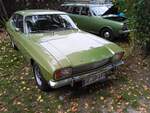 Ford Capri 1 im Farbton hellgrünmetallic, gebaut von 1969 bis 1973. Der Capri 1 wurde von den deutschen und englischen Ford-Werken gemeinsam entwickelt und im Januar 1969 vorgestellt. Das Modell bewirkte einen extremen Anstieg der Verkaufszahlen bei Ford. Der Capri war mit einer breit gefächerten Motorenauswahl bestellbar. Der abgelichtete Capri ist ein 1700 XL in der sportlichen GT-Ausstattung. Er ist mit dem 1699 cm³ großen V4-Motor mit einer Leistung von 75 PS ausgerüstet. Ein solcher 1700 GT kostete im Jahr 1970 ab DM 8.900,00. Oldtimertreffen am Theater an der Niebu(h)rg am 19.10.2025 in Oberhausen/Rheinland.