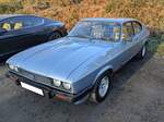 Ford Capri 3 1600 Laser. Bis ins Jahr 1984 wurden im Vereinigten Königreich alle Ford Capri 1,6 Liter und 2,0-Liter-Modelle als LASER Capri verkauft. Im Innenraum waren diese Modelle an den karierten Stoffsitzen, sowie den mit dem selben Stoff bezogenen, inneren, Seitenverkleidungen zu erkennen. Das Armaturenbrett war mit etlichen Zusatzinstrumenten ausgerüstet. Das Lenkrad und der Schalthebel waren mit hellgrauem Leder bezogen. Außerdem war serienmäßig ein Stereo-Cassetten-Radio mit einer elektrischen Antenne verbaut. Der Vierzylinderreihenmotor dieses 1600´er  Laser  hat einen Hubraum von 1593 cm³ und leistet 73 PS. Die Höchstgeschwindigkeit gab Ford/GB mit 98 mp/h (157 km/h) an. September 2024 auf dem Besucherparkplatz eines Pubs in Pont-Neddfechan/South Wales.