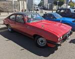 Ford Capri 3 im Farbton venetian red aus dem Jahr 1979. Im März 1978 stellten Ford/Deutschland und Ford/GB gemeinsam den neuen Capri 3 vor. Von nun an trugen alle Capri-Modelle Halogen-Doppelscheinwerfer und einen Lamellen-Kühlergrill aus schwarzem Kunststoff. Der hier gezeigte, rechts gelenkte, Capri aus britischer Produktion ist mit dem Basis-Motor der Capri 3-Baureihe ausgerüstet. Der Vierzylinderreihenmotor hat einen Hubraum von 1593 cm³ und leistet 70 PS bzw. 73 PS. Classic car meeting in Brynmawr/South Wales am 28.07.2024.