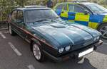Ford Capri 280  Brooklands  aus dem Jahr 1988. Auf dem britischen Markt verabschiedete Ford den Capri 1987 stilvoll mit dem, nur im Farbton dunkelgr�n lieferbaren, Sondermodell 280 Brooklands. Der sollte zun�chst den 188 PS starken Turbomotor bekommen. Gebaut wurde die nach der britischen Rennstrecke benannte  Final Edition  dann aber mit dem 2,8-Liter-V6-Saugmotor. Der leistet 150 PS und treibt �ber ein F�nfgang-Schaltgetriebe sowie ein Sperrdifferenzial die Hinterachse an. Die Metallic-Lackierung, 15-Zoll-Leichtmetallr�der im Siebenspeichen-Design, Recaro-Volllederausstattung, sechs tief eingelassene Rundinstrumente und ein klassisches Radio mit Kassettenteil machten ihn zum luxuri�sesten Capri. der je vom Band lief. Insgesamt verkaufte Ford/GB dieses Capri-Sondermodell 1038 mal. Classic car show Sirhowy Valley am 21.09.2025.