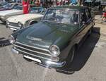 Ford Cortina MK1 1500 in der Karosserieversion viertürige Limousine aus dem Jahr 1965. Gebaut wurde der Cortina MK1 1962 bis 1966 bei Ford/GB. Der Cortina war als zwei- und viertürige Limousine und als fünftüriges Kombimodell namens  Estate  lieferbar. Das Modell war das britische Gegenstück zum deutschen Ford Taunus P4. Außerhalb Englands wurde der Wagen hauptsächlich in die BeNeLux-Staaten, in die Schweiz und nach Österreich verkauft. Das Modell war wahlweise mit zwei Vierzylinderreihenmotor lieferbar: 1198 cm³ mit 49 PS oder 1498 cm³ mit 60 PS, wie der gezeigte Cortina MK1. Die Cortina-Modelle führten eine ganze Zeit die Zulassungsstatistik im Vereinigten Königreich an. Classic car meeting in Brynmawr/South Wales am 28.07.2024.