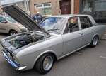 Ford Cortina MK2, produziert von 1966 bis 1970. Der MK2 war als zwei- und viert�rige Limousine und als f�nft�riges Kombimodell mit der Bezeichnung  Estate  erh�ltlich. Auf dem Heimatmarkt waren zwei Vierzylinderreihenmotoren lieferbar: 1298 cm� mit 54 PS oder 1599 cm� mit 82 PS. F�r die Exportm�rkte Italien und Griechenland war, aufgrund der hohen Kfz-steuern dort, auch ein 1100´er Motor lieferbar. Der gezeigte  Cortina  ist allerdings Motortechnisch optimiert worden. Dazu liegen allerdings keine angaben vor. Brynmawr Classic Car Show/South Wales am 26.07.2026.