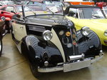 Ford Eifel Cabriolet. 1938 - 1939. Das Modell Eifel wurde bereits 1935 am Markt platziert. Doch erst das Facelift von 1936 entsprach dem Geschmack der deutschen Autokäufer. Der
4-Zylinderreihenmotor leistet 34 PS aus 1172 cm³ Hubraum. Classic Remise Düsseldorf am 16.05.2016.