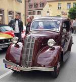 =Ford Ten, Bauzeit 1937/38, rollt durch die Stadt bei den Fladungen Classics 2023 im Juli 23. Dem Kfz-Kennzeichen nach ein sehr weit angereister Gast!!!