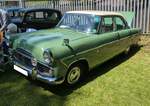 Ford Zodiac MK2 aus dem Jahr 1959. Zum Genfer Automobilsalon stellte Ford/GB im Februar 1956 die identische Modellreihe Zephyr MK2/Zodiac MK2 vor. Es handelte sich um eine vollständige Neukonstruktion mit moderneren Karosserien und stärkeren Motoren gegenüber dem Vorgängermodell. Optisch ist der Einfluss der Ford-Muttergesellschaft aus Dearborn unübersehbar. Die neue Modellreihe war größer, niedriger und länger als das Vorgängermodell. Serienmäßig waren Ledersitze, verstellbare Armlehnen und hochwertige Teppiche im Fahrzeuginneren. Aufgrund seines großen Innenraumes wurde das Auto sogar als Sechssitzer zugelassen. Während die britischen Ford-Modelle in in Österreich und der Schweiz auf Interesse stießen, taten sie sich in Deutschland auch wegen der lokalen Konkurrenz durch den Ford Taunus deutlich schwerer. Und dies trotz aufwändiger Werbemaßnahmen von Ford Köln unter dem Titel “Zodiac = der Wagen, den nicht jeder fährt”. Der Sechszylinderreihenmotor hat einen Hubraum von 2553 cm³ und leistet 85 PS. Classic car meeting in Pontypool/South Wales am 17.05.2025. 