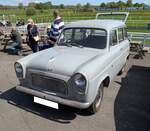 Ford Escort auf der Basis des Ford Anglia 100E aus dem Jahr 1959. Mit dem Ford Anglia 100E brachte Ford/GB im Jahr 1953 die dritte Generation dieses Erfolgsmodelles auf den Markt. In dieser Modellgeneration wurde die zweitürige Stufenhecklimousine als  Anglia  und die viertürige Version als  Prefect  verkauft. Den 100E gab es auch als dreitüriges Kombimodell. Beim Kombi konnte der geneigte Kunde zwischen dem absoluten Basismodell  Escort  (Foto) und dem höherwertig ausgestatteten  Squire  wählen. Angetrieben wird der 100E von einem Vierzylinderreihenmotor mit einem Hubraum von 1172 cm³ und einer Leistung von 37 PS. Classic car show at Chepstow race course/South Wales am 27. April 2025.