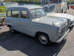 Profilansicht eines Ford Escort auf der Basis des Ford Anglia 100E aus dem Jahr 1959. Classic car show at Chepstow race course/South Wales am 27. April 2025. Zur Info: Der Bus im Hintergrund steht mit der rechten Fahrzeugseite auf einem abschüssigen Gelände. 