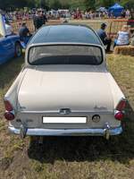Heckansicht eines Ford Anglia 123E Super in der Farbkombination white/spruce-green aus dem Jahr 1966.