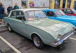 Ford Consul Corsair, gebaut von 1963 bis 1970. Das Auto mit der eigenwillig gezeichneten Fahrzeugfront war w�hrend seiner rund siebenj�hrigen Produktionszeit als zwei- und viert�rige Limousine (Saloon), als zweit�riges Cabriolet (Convertible) und f�nft�riges Kombimodell namens Estate lieferbar. Auch bei der Motorisierung hat der Kunde/in die Qual der Wahl zwischen einigen Vierzylinderreihen- und V4-Motoren. Insgesamt setzte Ford/GB 331.095 Autos dieses Typs (alle Karosserieversionen zusammen gefasst) ab. Der Vierzylinderreihenmotor dieses Autos hat einen Hubraum von 1499 cm� und leistet 65 PS. Brynmawr Classic Car Show/South Wales am 26.07.2026.