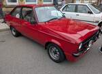 Ford Escort MK2 1600 Sport im Farbton venetian red. Dieses, auf sportlich getrimmte Modell, sollte insbesondere jüngere Autokäufer ansprechen. Das Modell war als zwei- oder viertürige Limousine, sowie in den Versionen 1300 Sport und 1600 Sport (Foto) lieferbar. Der Vierzylinderreihenmotor hat einen Hubraum von 1598 cm³ und leistete bis zum März 1979 84 PS. Danach erhöhte sich die Leistung auf 86 PS. Classic car meeting in Brynmawr/South Wales am 27.07.2025.