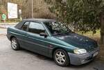 Hier ist ein Ford Escort VI Cabriolet in dunkgrün zu sehen. Die AUfnahme stammt von November, 2025.