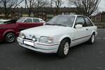 Ford Escort XR3i im Farbton diamantweiß aus dem Jahr 1987. Im September 1980 brachte Ford ein völlig neu gestylten Escort auf den Markt. Im Februar 1986 wurde dieses Modell rundum erneuert. Besonders die Fahrzeugfont und das Fahrzeugheck wurden verändert. Der Vierzylinderreihenmotor des XR3i hat einen Hubraum von 1597 cm³ und leistet 105 PS. Wurde ein Katalysator verbaut, verringerte sich die Leistung auf 90 PS. Oldtimertreffen Café del Sol Gelsenkirchen im November 2024.